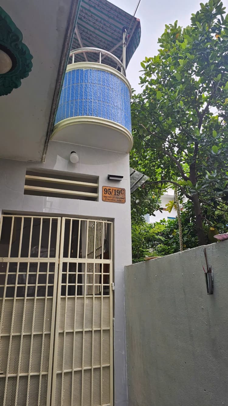 Chính chủ cần bán nhà hẻm rộng 30m2, gồm 1 trệt và 1 lầu, tọa lạc trên đường Lê Văn Lương, Phường Tân Kiểng, Quận 7.