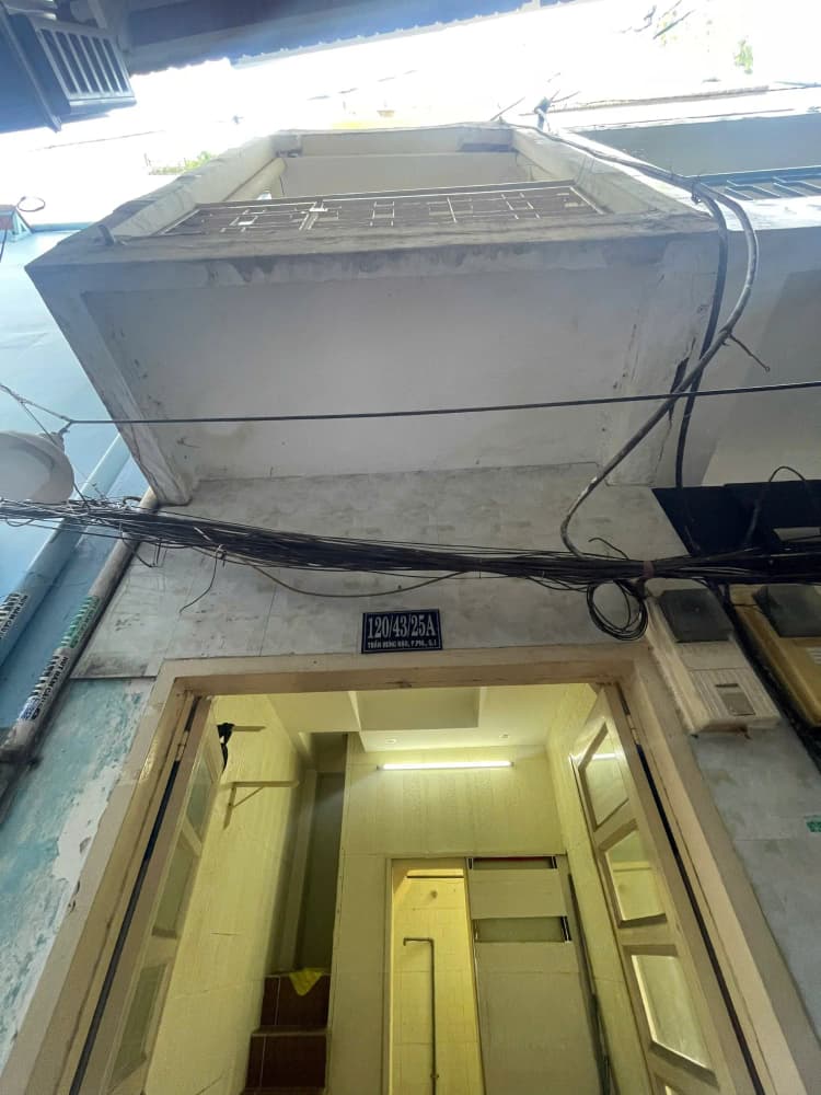 Chính chủ cần bán nhà hẻm rộng 10m2, kết cấu 3 tầng, tọa lạc trên đường Trần Hưng Đạo, Phường Nguyễn Cư Trinh, Quận 1.