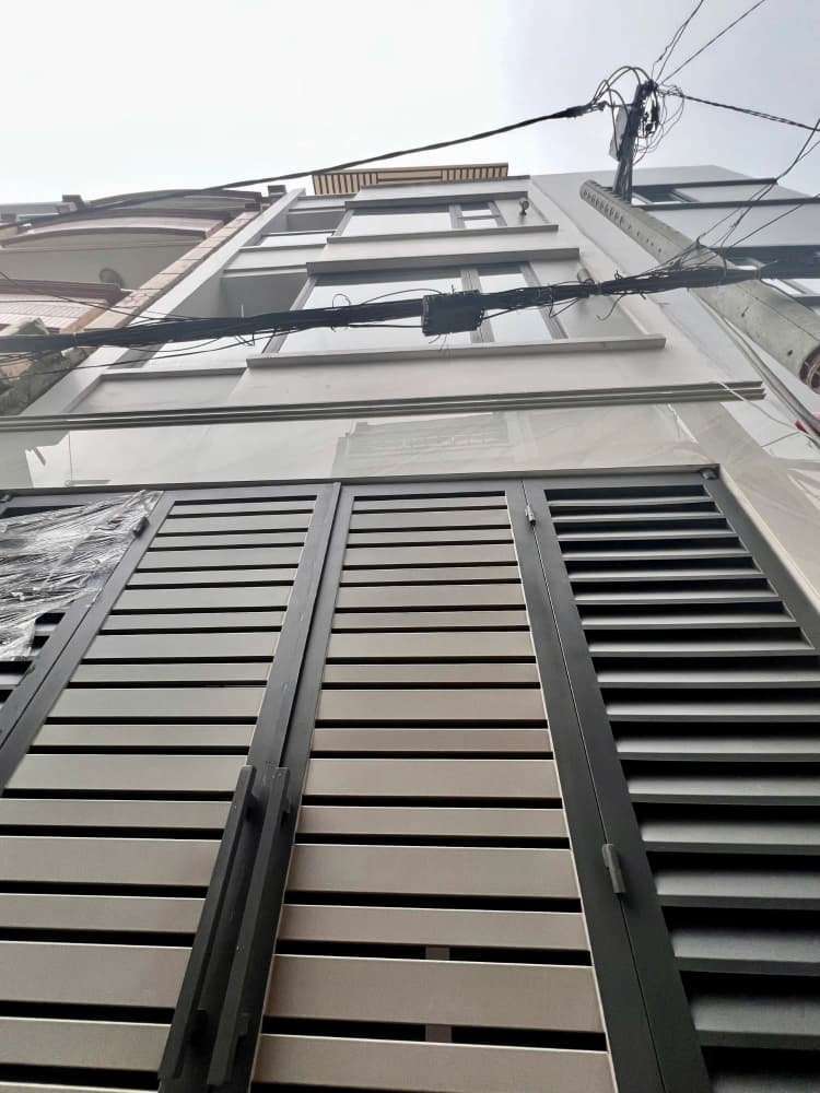 Chính chủ cần bán nhà hẻm rộng, diện tích 70m2, kết cấu 5 tầng, tọa lạc trên đường Trần Hưng Đạo, Phường 05, Quận 5.